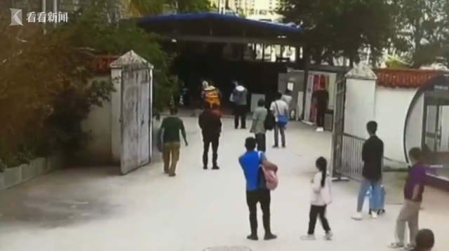 “不速之客”到達(dá)火車站的安檢機,當(dāng)他們看到時,他們立即報警
