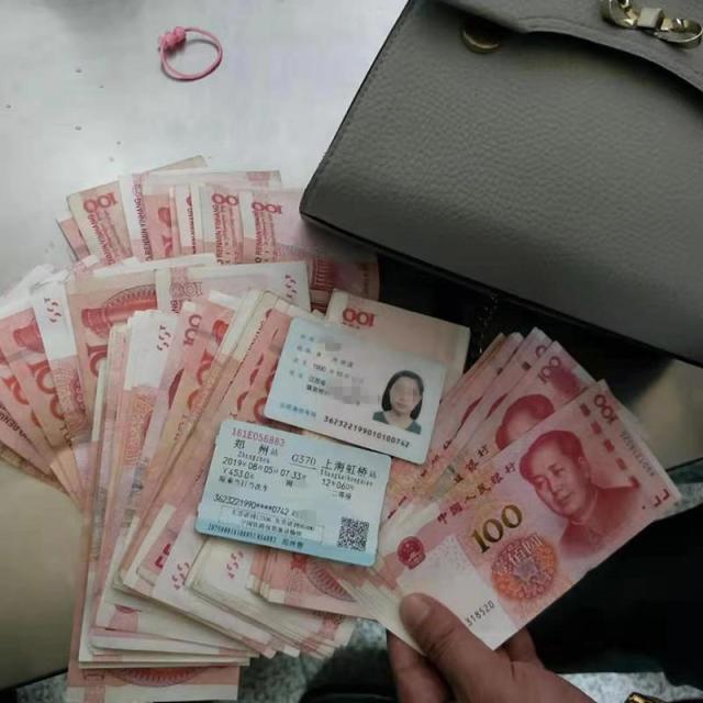 女子帶著兩個娃娃進(jìn)行安檢忘了包,拿著9000多元現(xiàn)金,差點“打水漂”